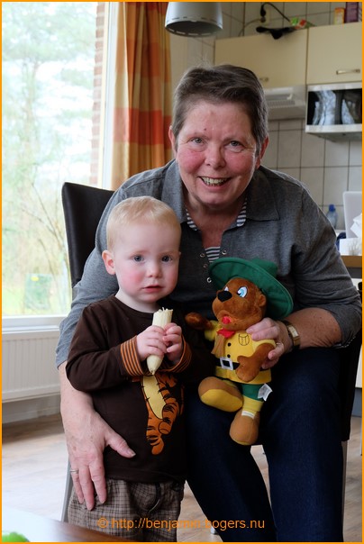 Bij Oma Nellie op schoot